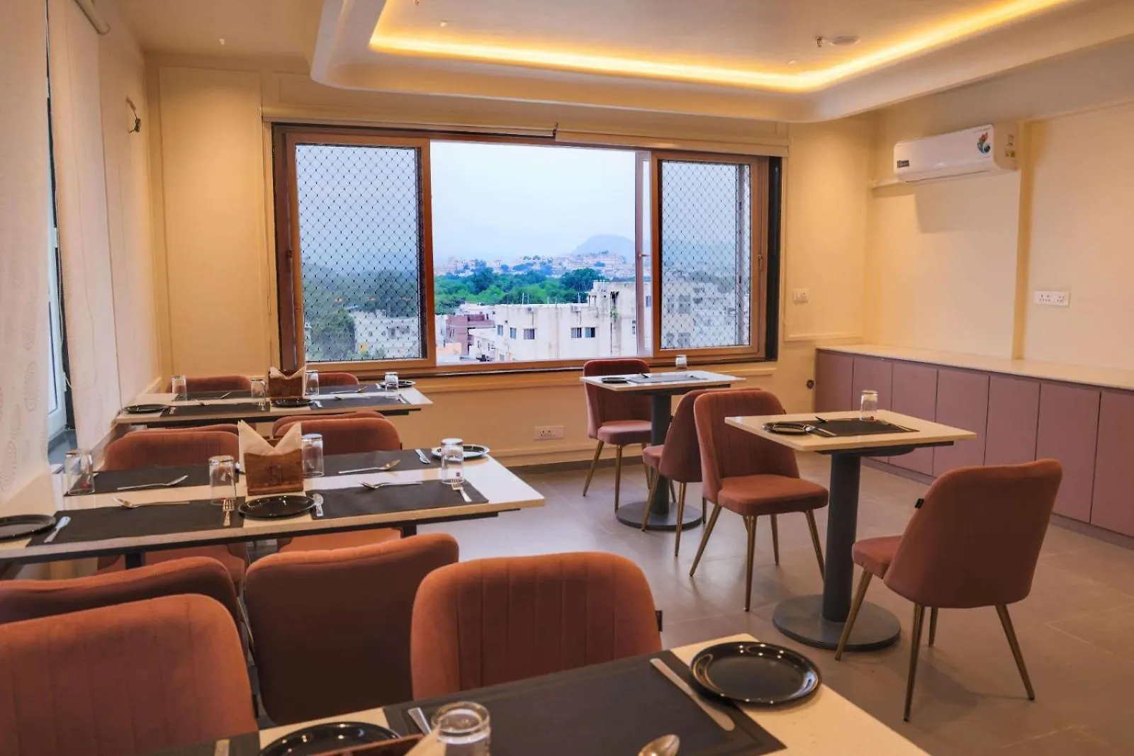 Hotel Lake Metro Udaipur 3*,