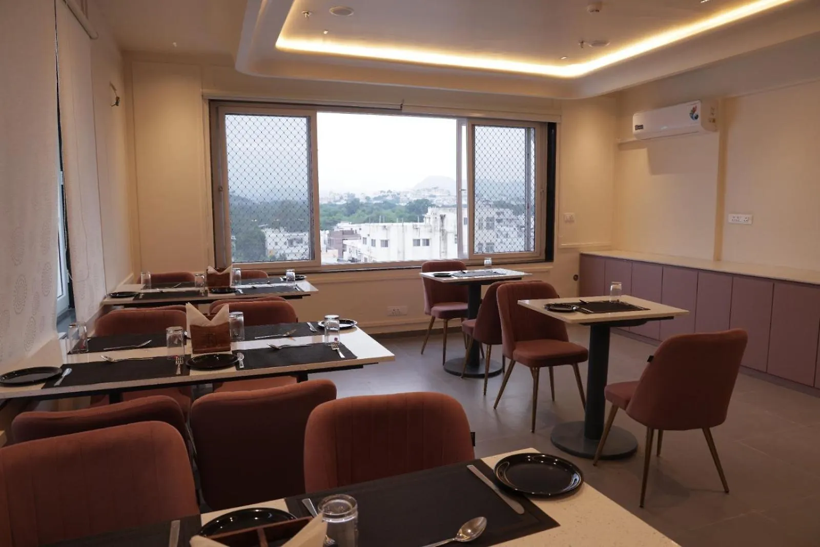 Hotel Lake Metro Udaipur