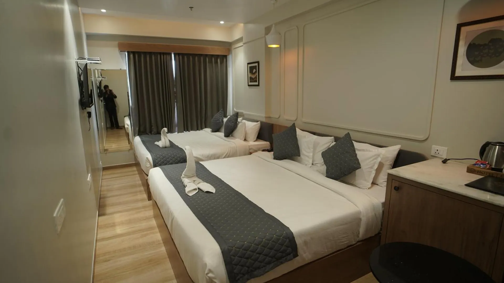 Hotel Lake Metro Udaipur