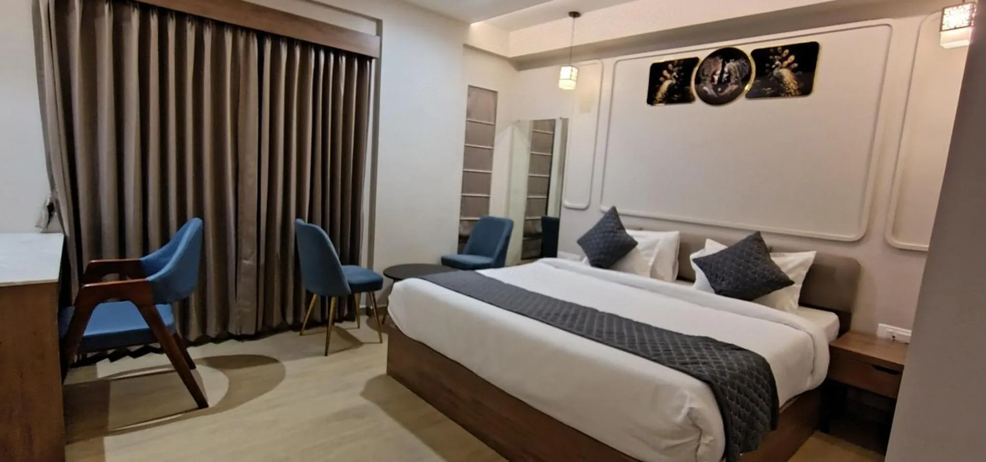 Hotel Lake Metro Udaipur
