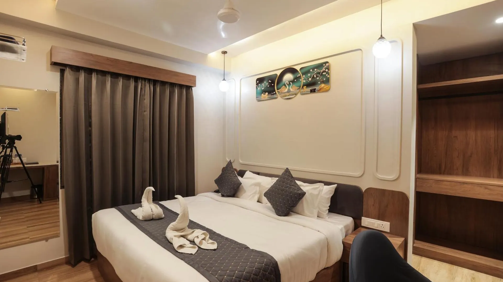 Hotel Lake Metro Udaipur