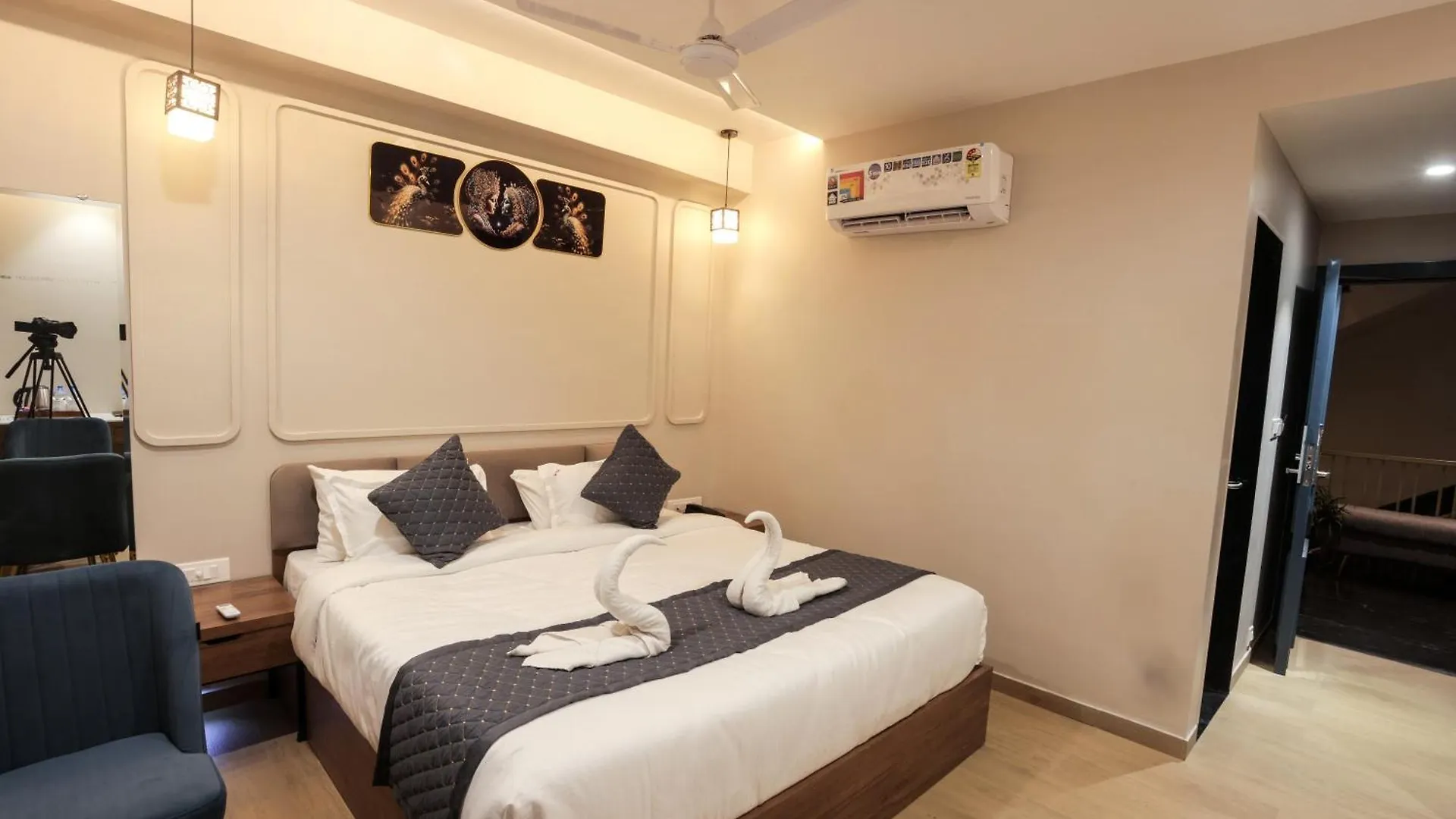 Hotel Lake Metro Udaipur India